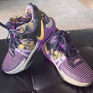 Nike LeBron Witness 7 SE Basketball Sneaker size 6.5Y